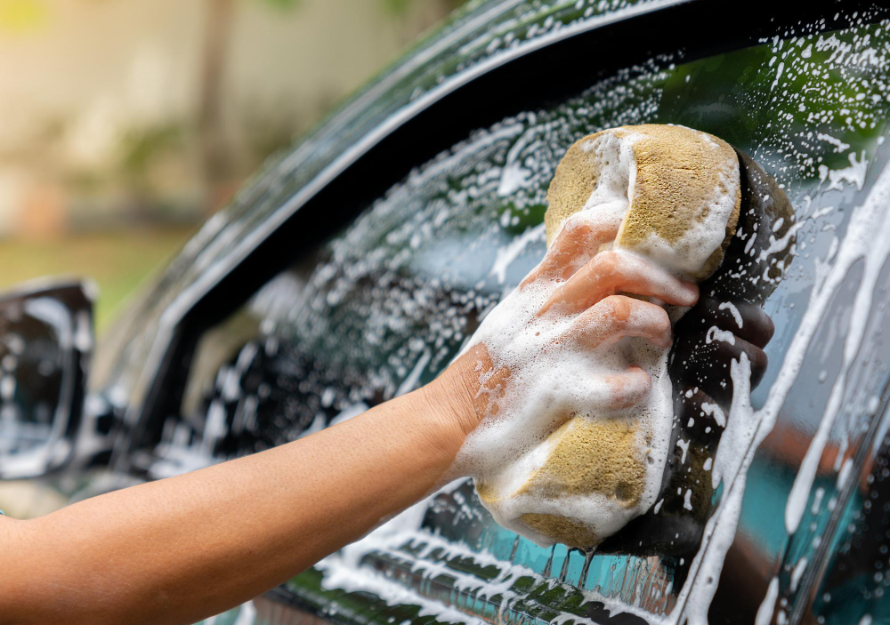 Como lavar o carro do jeito certo: sabão, shampoo ou detergente?